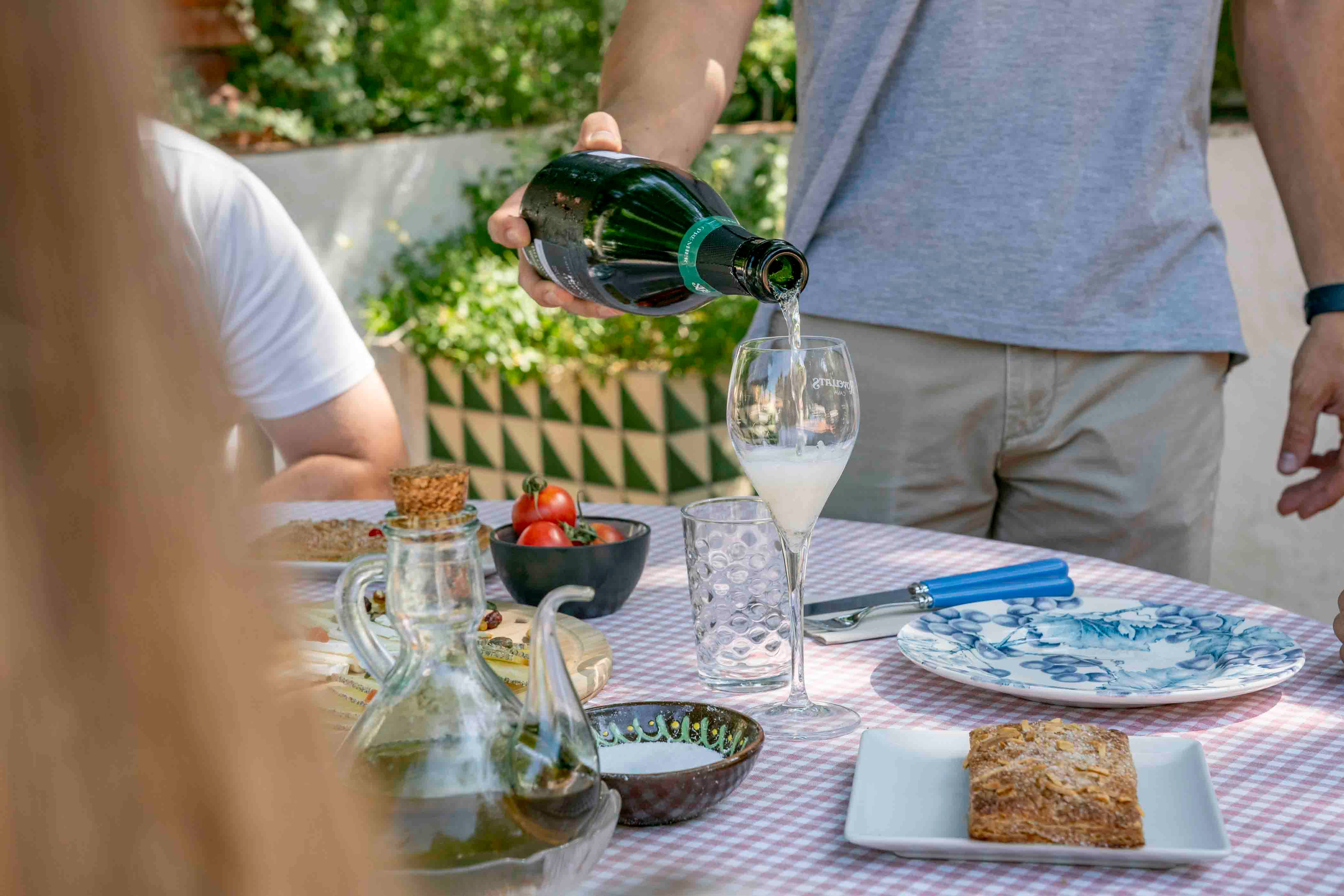 Café da manhã no jardim modernista, visita e degustação - Cava Rovellats - Winalist