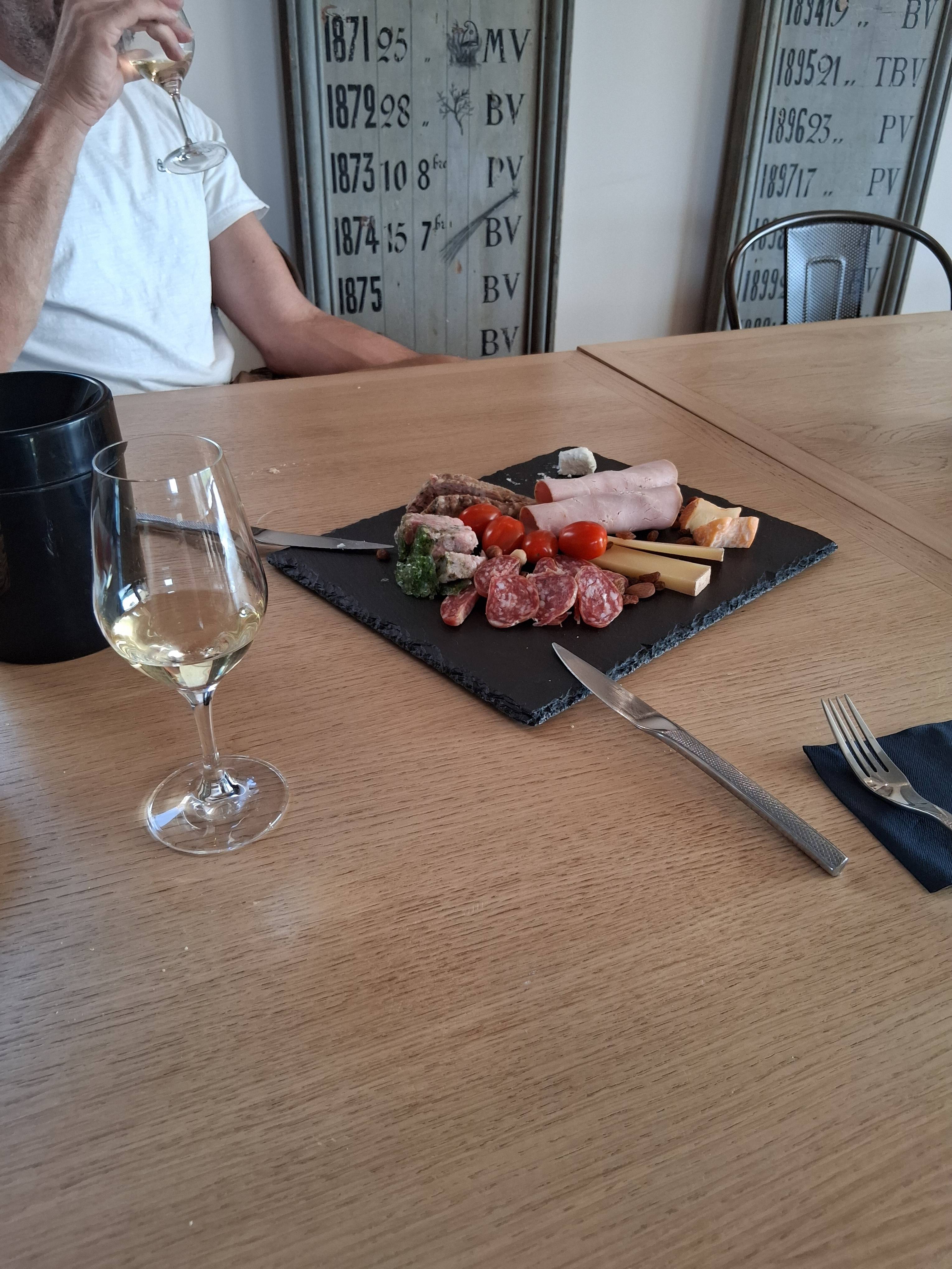 Prova de 5 vinhos com tábua de aperitivos