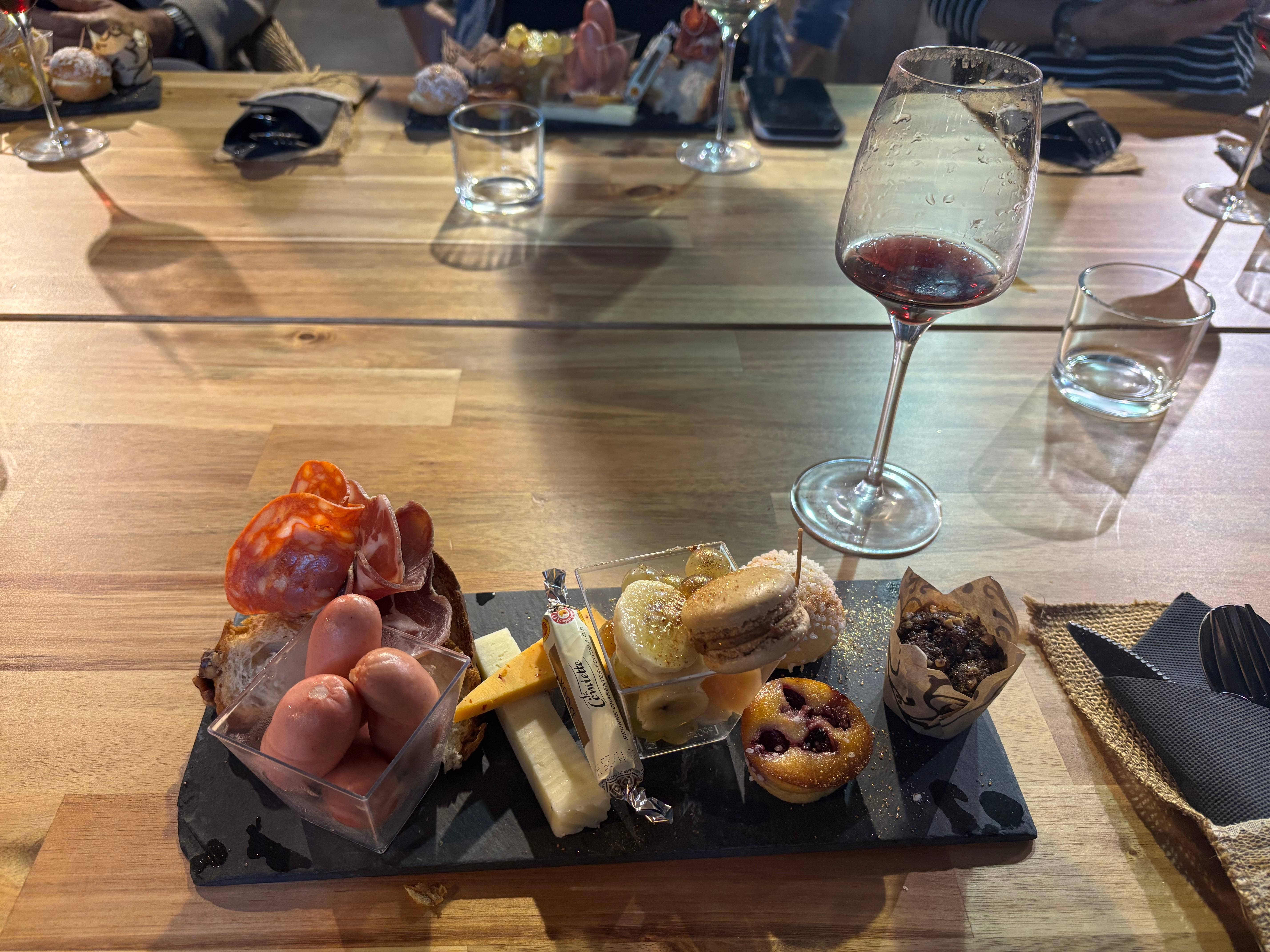 Cellar visit and gourmet wine (Tea Time Vin)