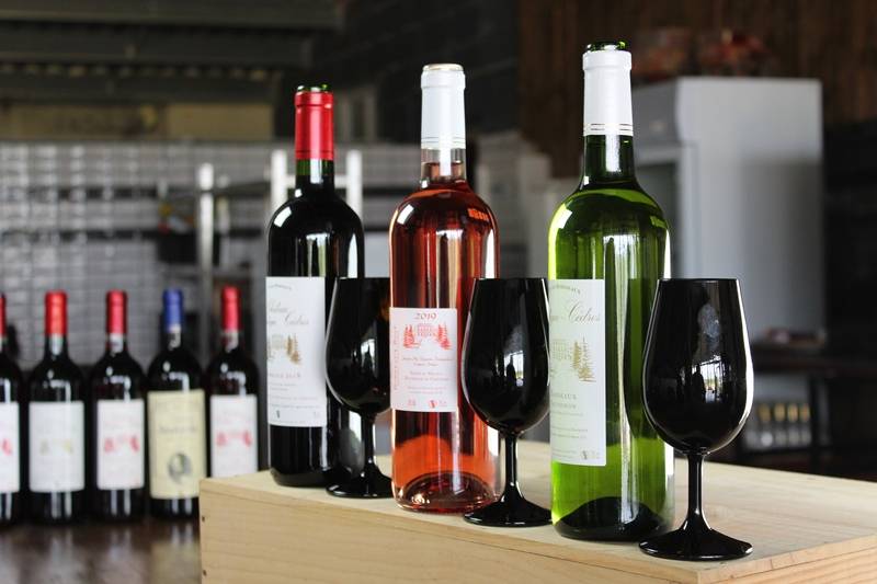 Degustação e jogos de cores em óculos escuros