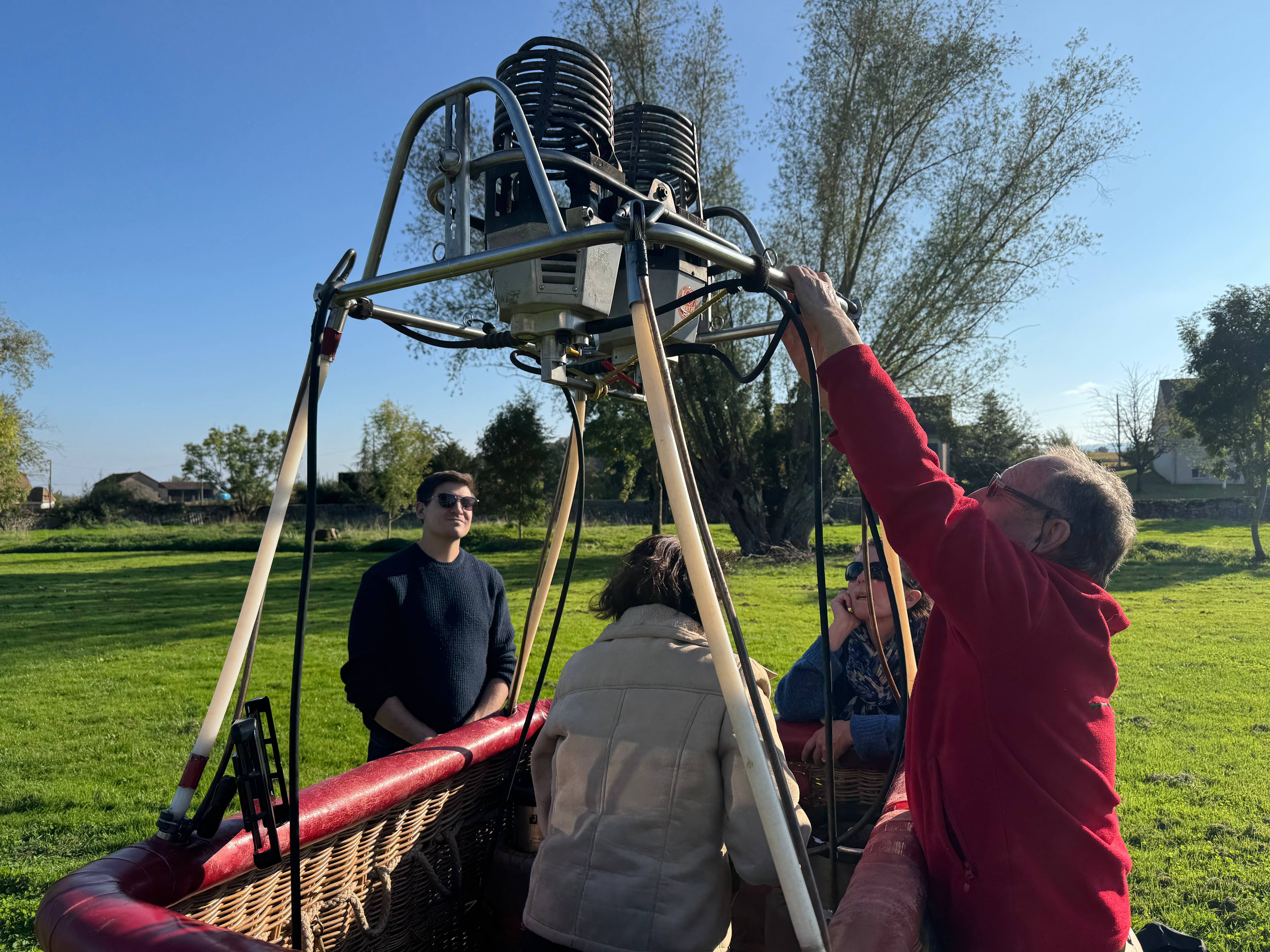 Volo in mongolfiera in Borgogna con un enologo